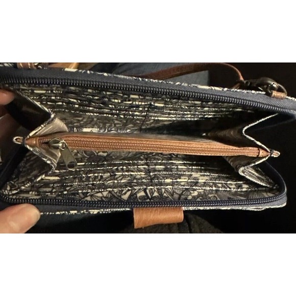 SAKROOTS Navy Spirit Desert Artist Circle Crossbody Zip Wallet Bag/Wristlet - Picture 6 of 13